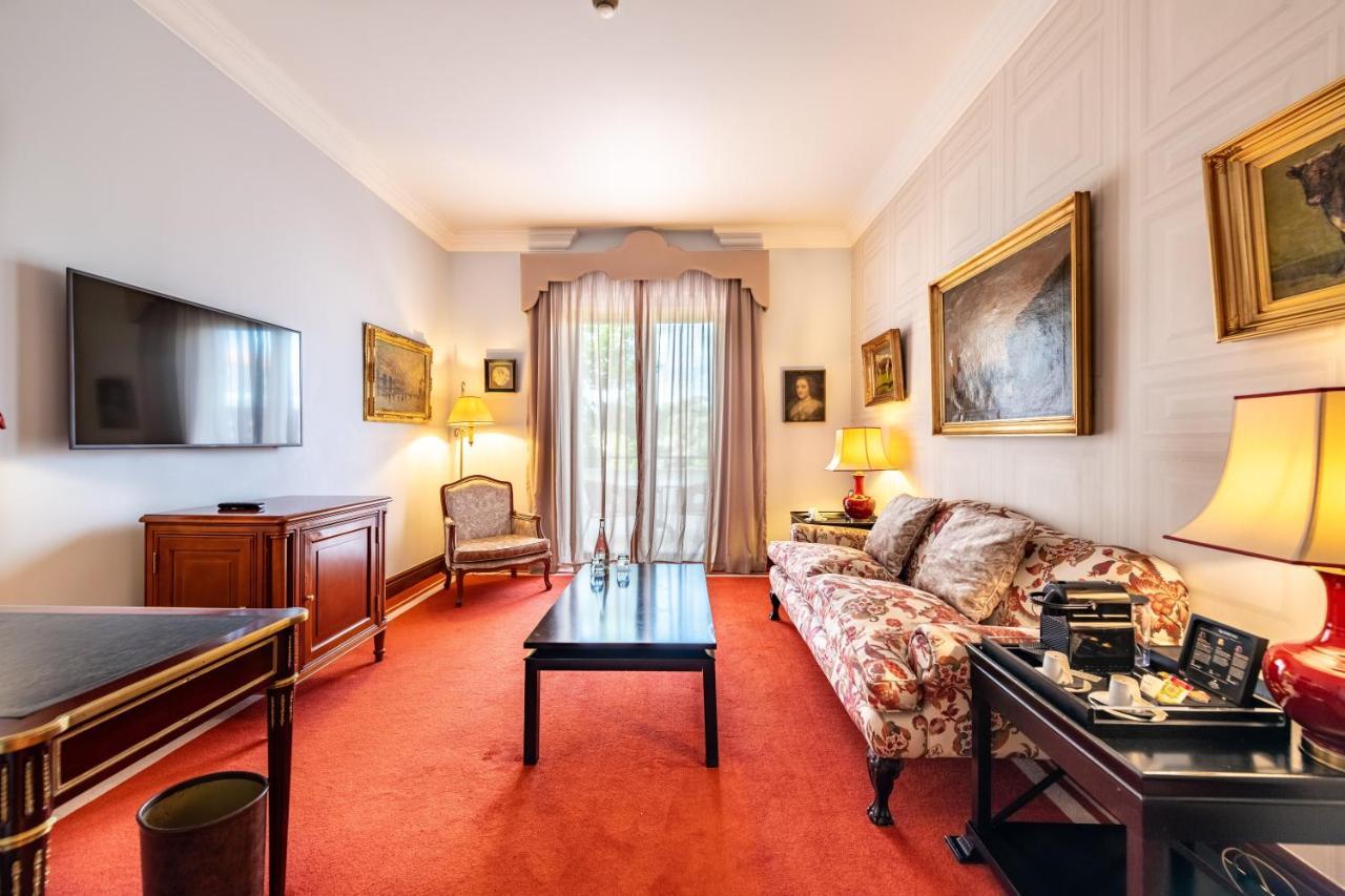 Pestana Palace Lisboa Hotel & National Monument - The Leading Hotels Of The World Exterior photo A living room at the hotel