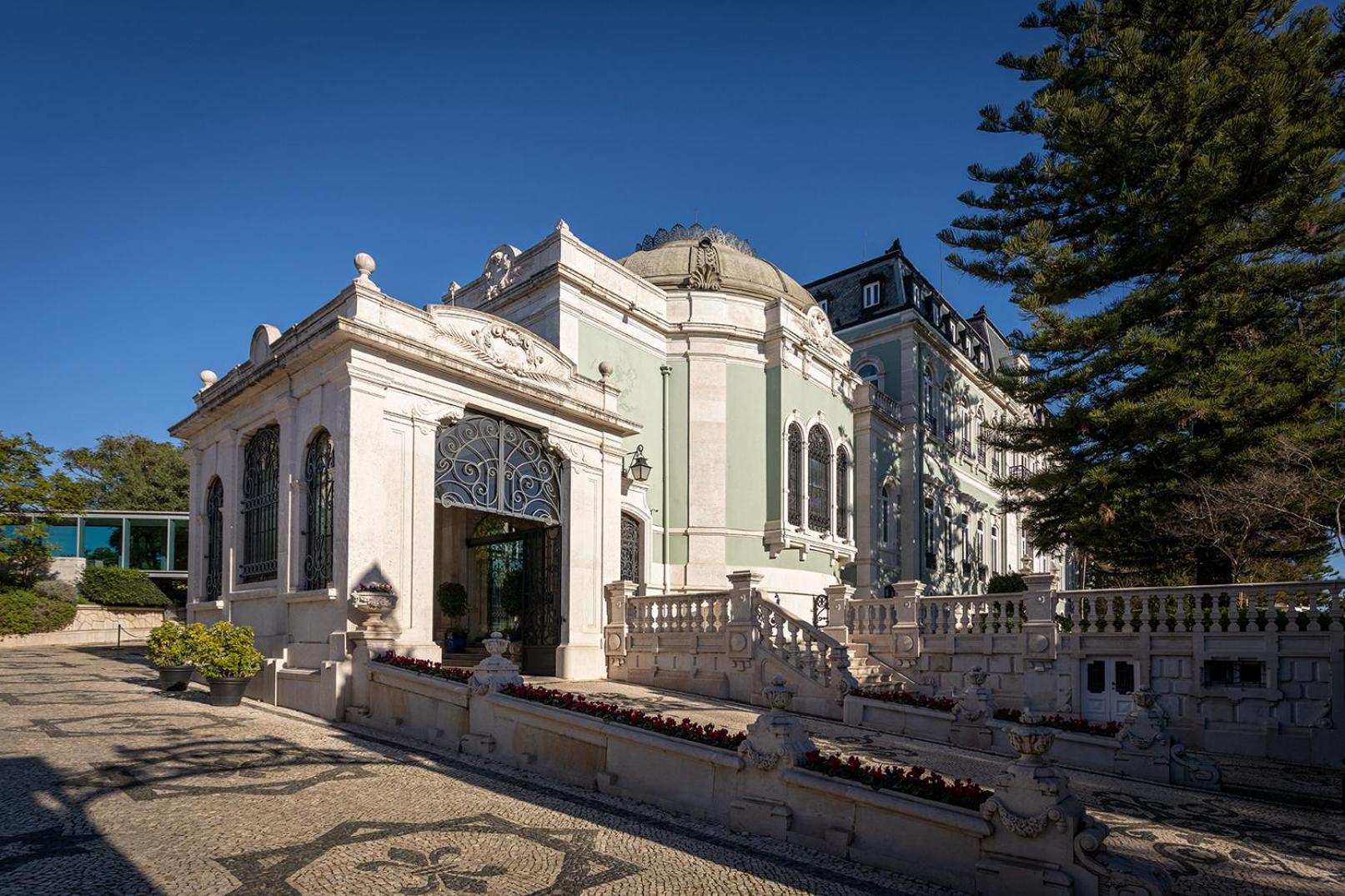 Pestana Palace Lisboa Hotel & National Monument - The Leading Hotels Of The World Exterior photo The entrance to the chapel of the cemetery